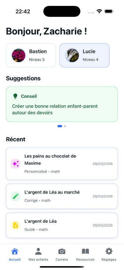 Aperçu de l'écran d'accueil de l'application Youpi Devoirs, avec les profils des enfants, un conseil du jour et les exercices récents.